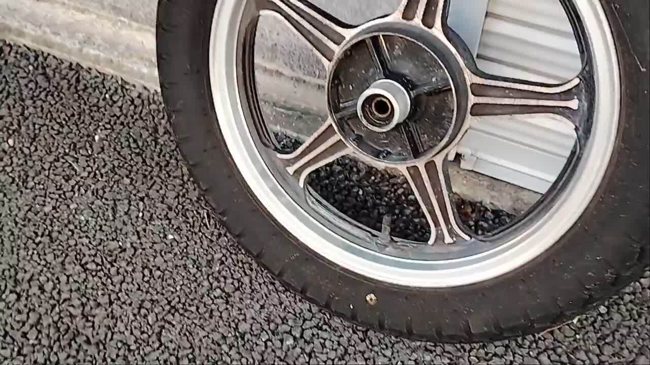 GN125　2F　リアホイールとダンロップタイヤK127 最 安値 価格車・バイク・自転車 - GN125 2F リアホイールと