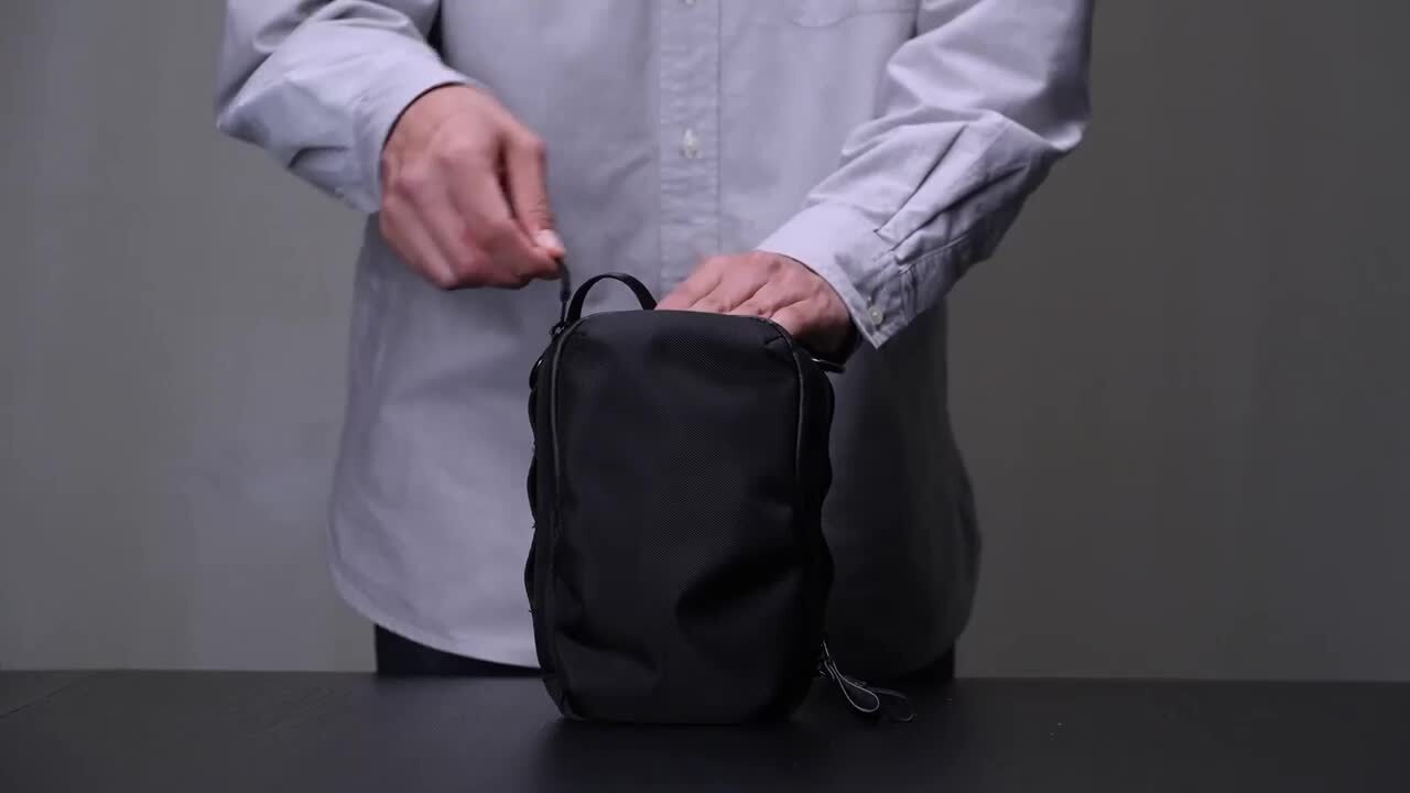 ESSENTIALS スマホショルダーバッグ ブラック スマホショルダー【3気室】【IS/IT】 (340147010) | IS/IT