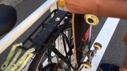 楽天市場】スケボー スケートボード を自転車に簡単装着