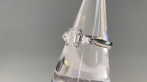 オサム様1カラットUPエメラルドカット一粒 取巻き天然ダイヤモンドリング Pt 1カラットダイヤモンドリング/エメラルドカット