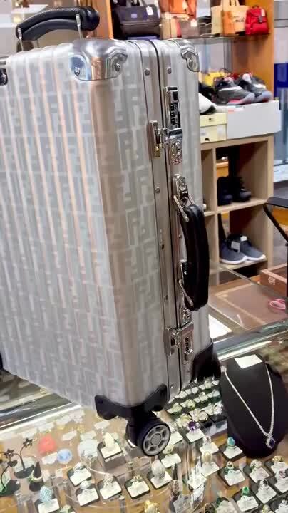 K4995 リモワ フェンディ ズッカ アルミニウム キャリーケース シルバー K4995 リモワ フェンディ ズッカ アルミニウム キャリーケース