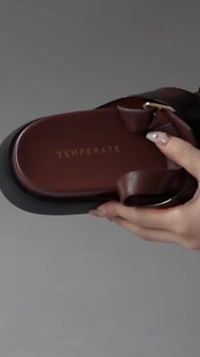 くすみレッドがコーデに馴染む\tHermes\tChypre スエードサンダル セール】enchanted /本革スクエアセパレートサンダル（サンダル