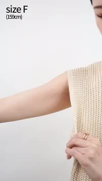 新品タグ付き　CHIGNON フードZIPモッズベスト カーキ CHIGNON - フードZIPモッズベスト カーキ | ravii