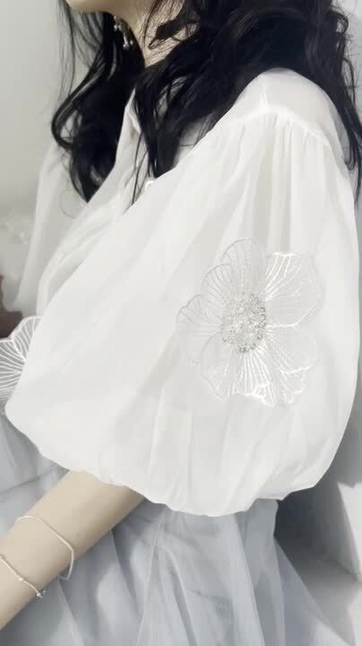 Sから2L対応 煌めく花が咲くふんわりバルーン袖シアーブラウストップス Sから2L対応 煌めく花が咲くふんわりバルーン袖シアーブラウス