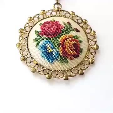 プチポアン・プチポワン☆花束刺繍ブローチペンダントトップ兼用