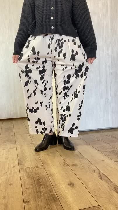 新品タグ付きミズイロインド　2025ss新作　花柄ショートパンツ ベージュ×黒 mizuiro ind スモールフラワープリントパンツ｜ MARcourt ONLINE