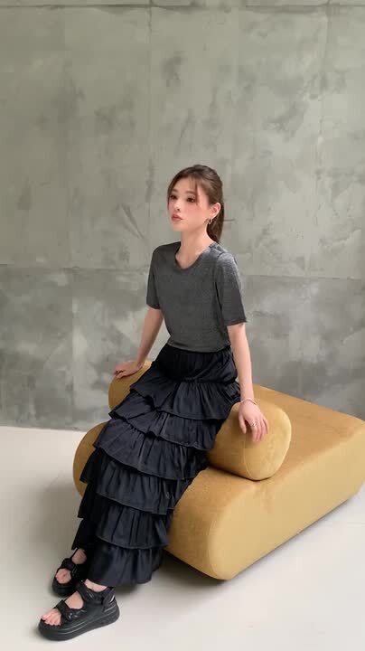 豪華絢爛】新品パーティー6段 段々フリル 黒X黒ラメ ロングスカート  