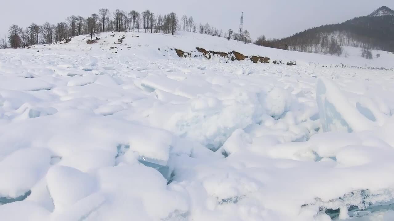 冬に来い 寒く行け 冬のロシア バイカル湖周辺は 冬ならではの魅力がいっぱい 凍った湖の上を歩いて ホバークラフトで湖を横断して 夜は満天の星空観測まで たびこふれ