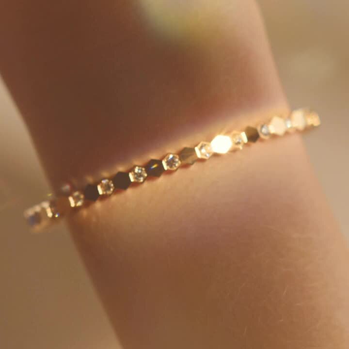 武井咲が纏う、インティメートな輝き。｜ファッション・ビューティー