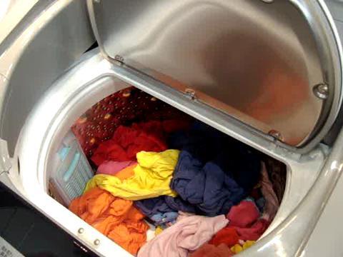 価格.com - 『「ほぐし脱水」のデモンストレーション』日立 ビート