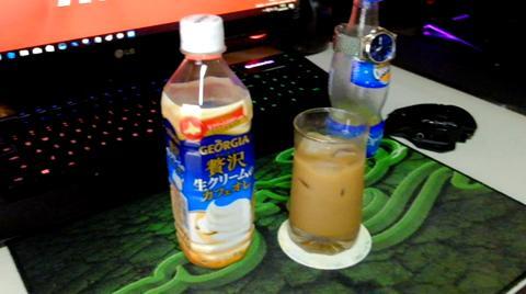 今朝は生クリームたっぷり このカフェオレ頂きました(^_
