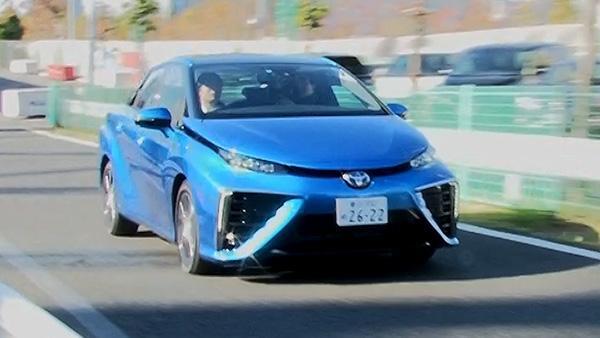 水素音」に驚き トヨタの燃料電池車を運転 - 日本経済新聞