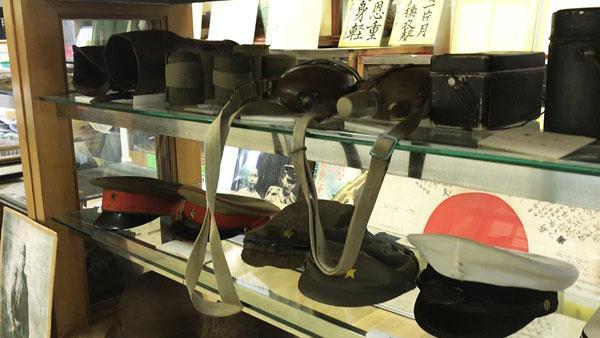 軍服、軍靴、鉄兜… 手で触れて知る日本兵の無念 - 日本経済新聞