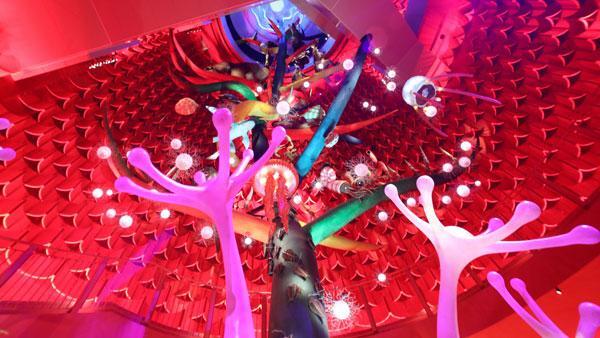 新生「太陽の塔」 48年ぶり極彩色の世界（熱撮西風） - 日本経済新聞