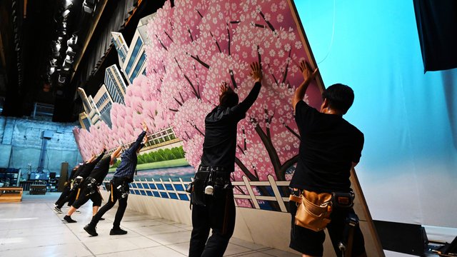 吉本新喜劇」支える舞台セット 半世紀以上の伝統彩る - 日本経済新聞