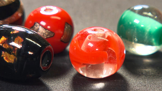 束ねたガラス溶かし球体 山月工房の和泉蜻蛉玉 - 日本経済新聞