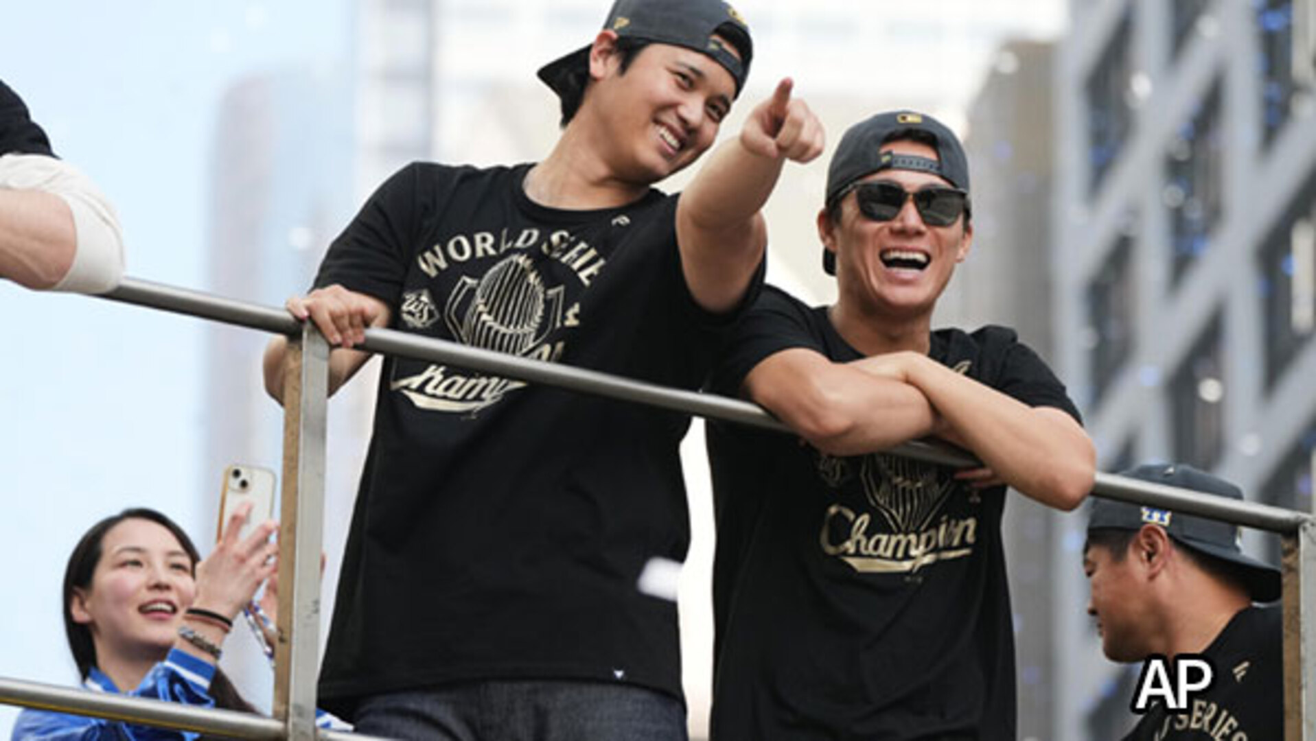 MLB:ドジャースが優勝パレード 大谷翔平・山本由伸ら日本人トリオ笑顔