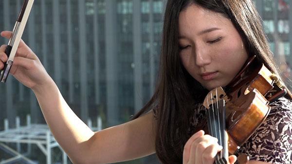 バイオリニスト鈴木愛理 ドイツ修業時代を続ける理由 - 日本経済新聞