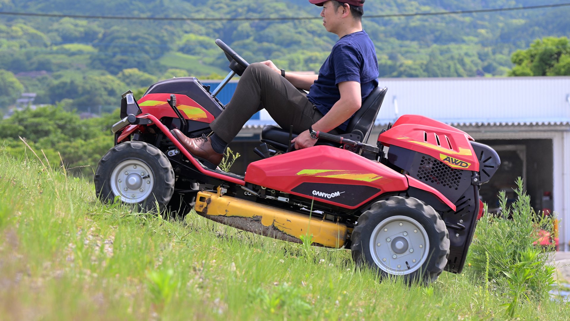 傾斜50度の坂もグイグイ、キャニコムの草刈り機 世界品質磨く試験場 