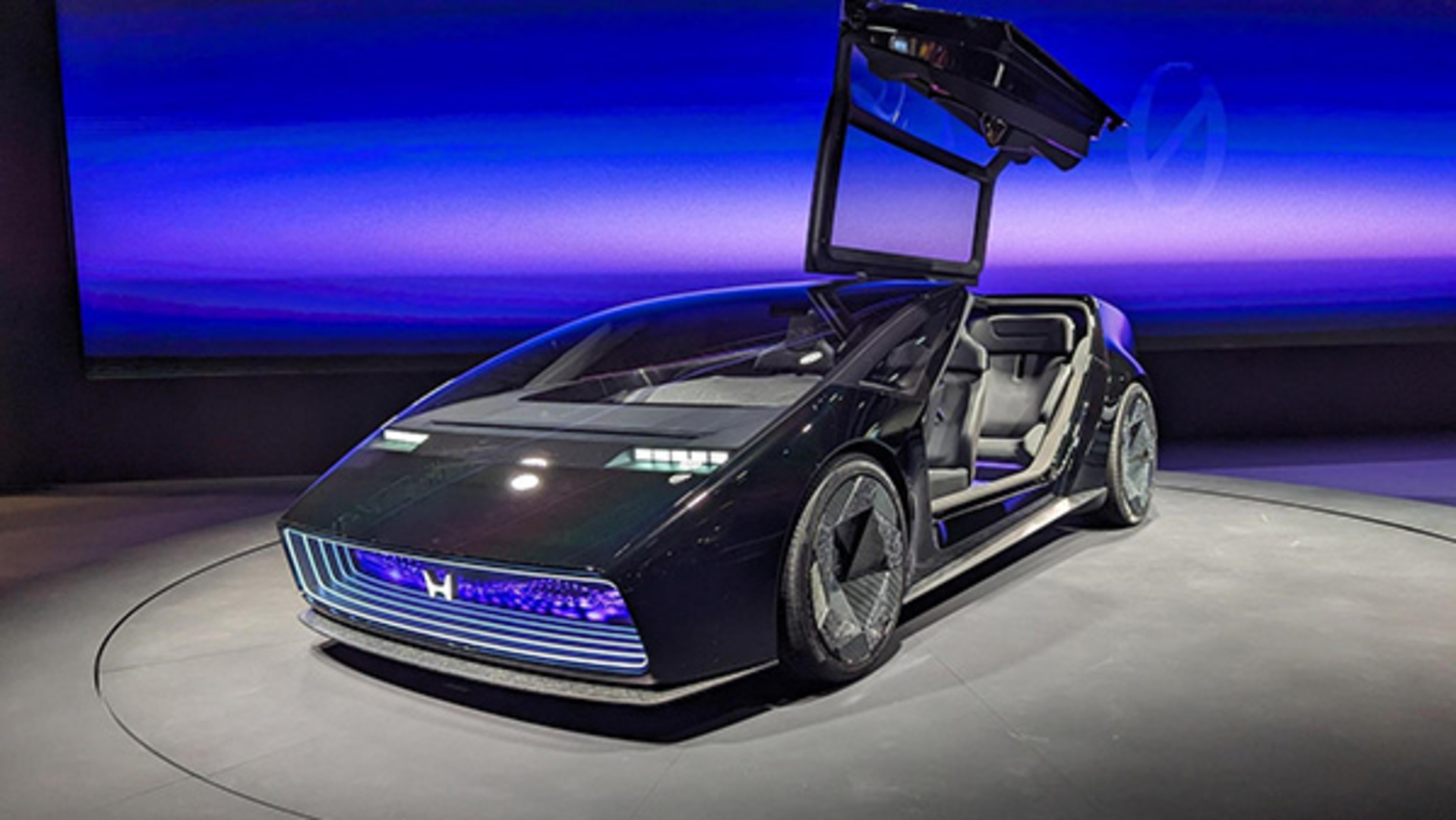 100％本物保証！ ホンダ、自社開発の電気自動車を初公開 後れ挽回に自動運転技術 ミニカー