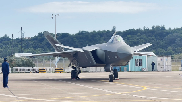 中国の第5世代ステルス戦闘機を地上初公開 航空ショー - 日本経済新聞