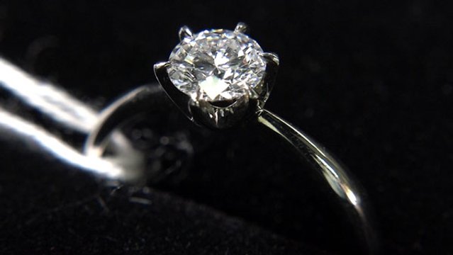 沸き立つ中古ダイヤ競売 「バブルの遺産」が新興国へ - 日本経済新聞