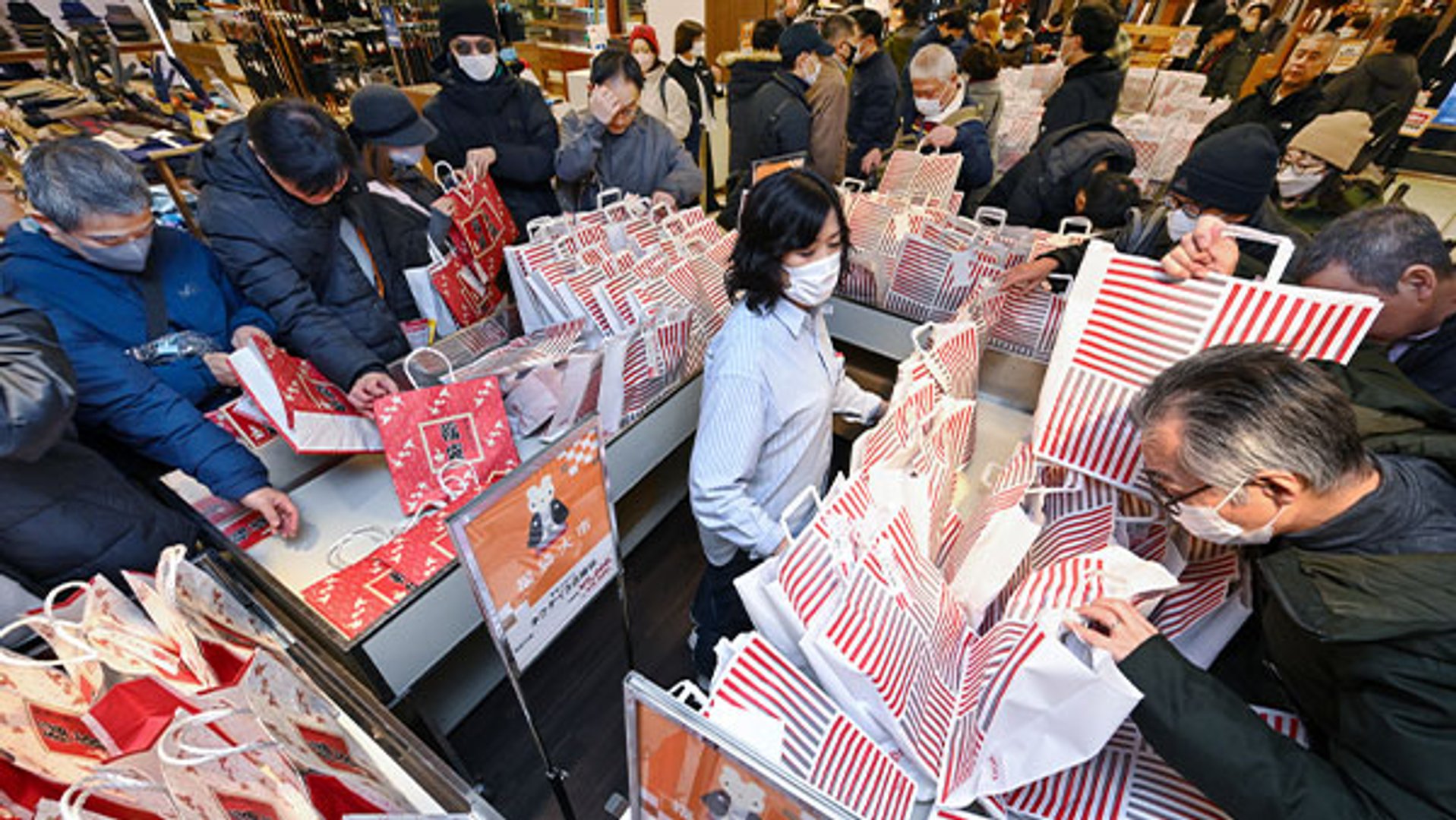 そごう・西武や三越伊勢丹が初売り 物価高で食品福袋が人気 - 日本経済新聞