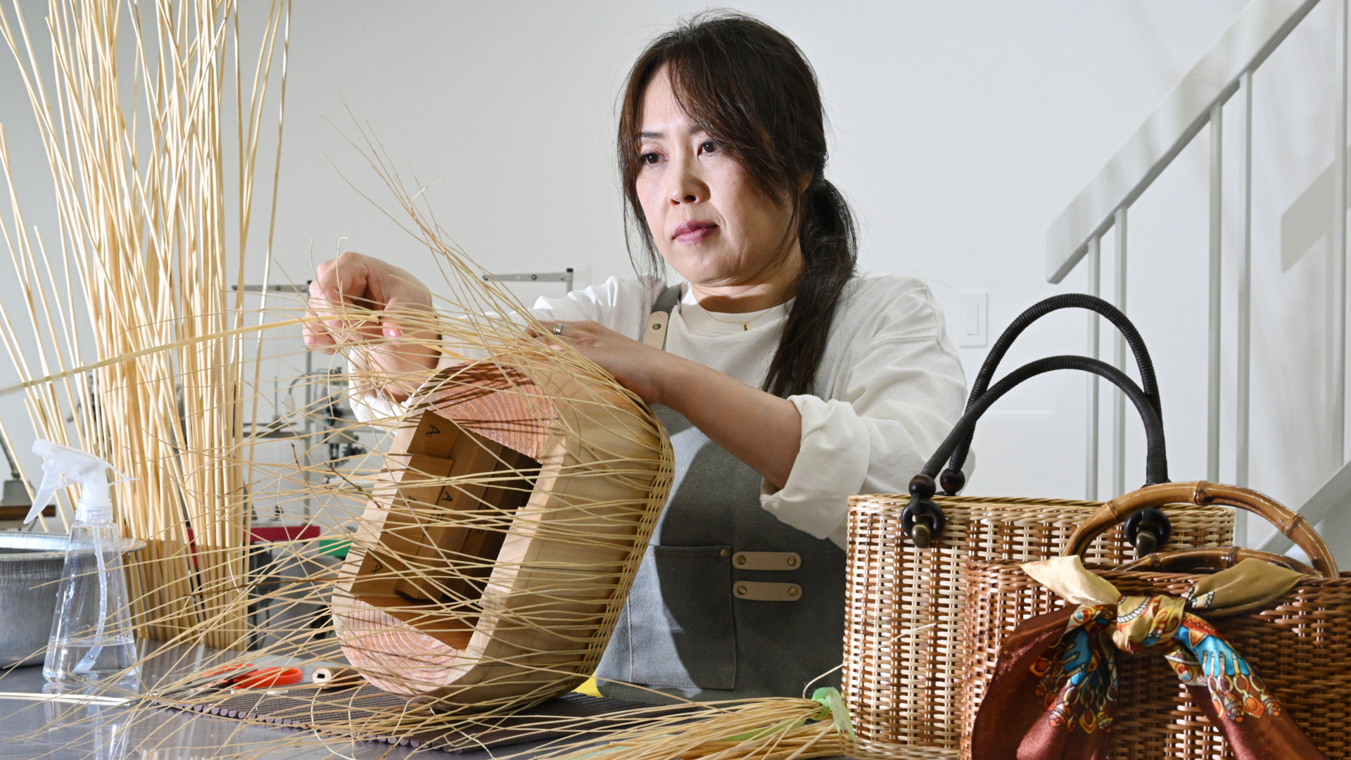 優美な籠風バッグ､編み方は60種 兵庫・豊岡の杞柳細工 - 日本経済新聞