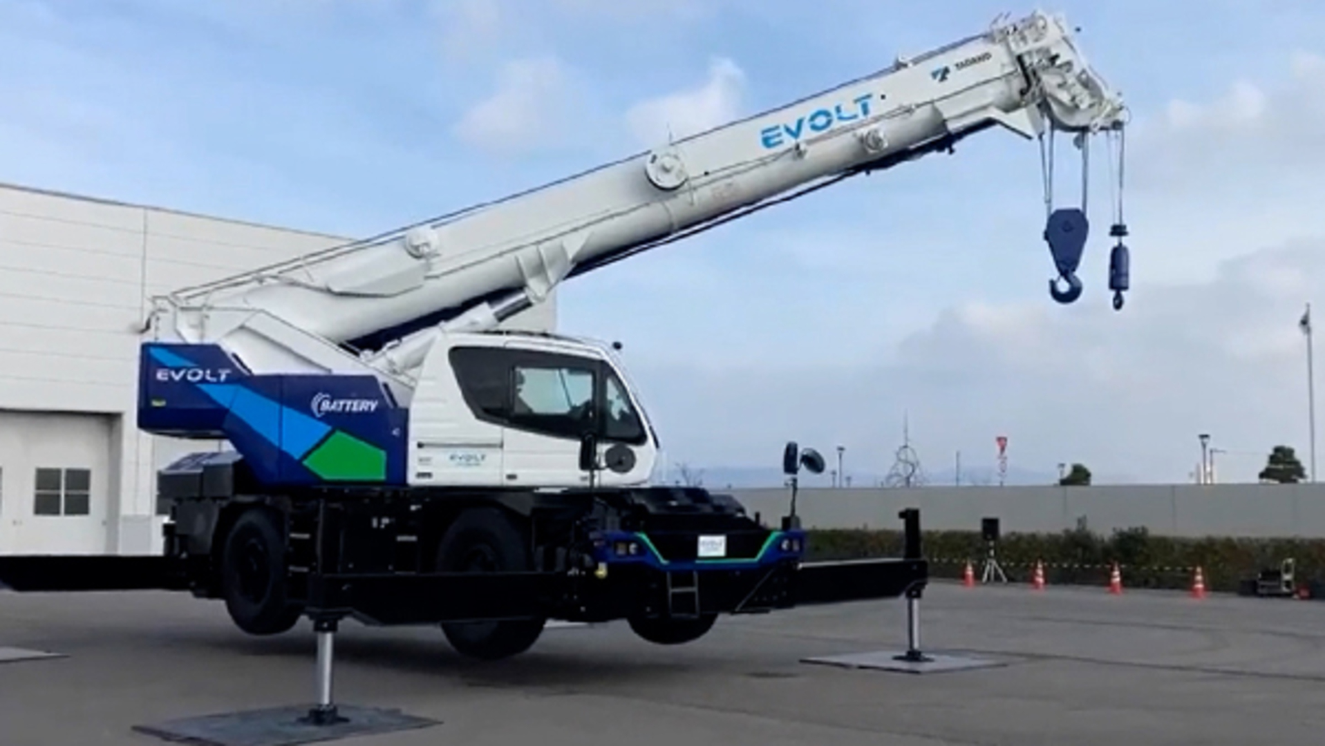 タダノ、世界初の電動ラフテレーンクレーンを公開 - 日本経済新聞