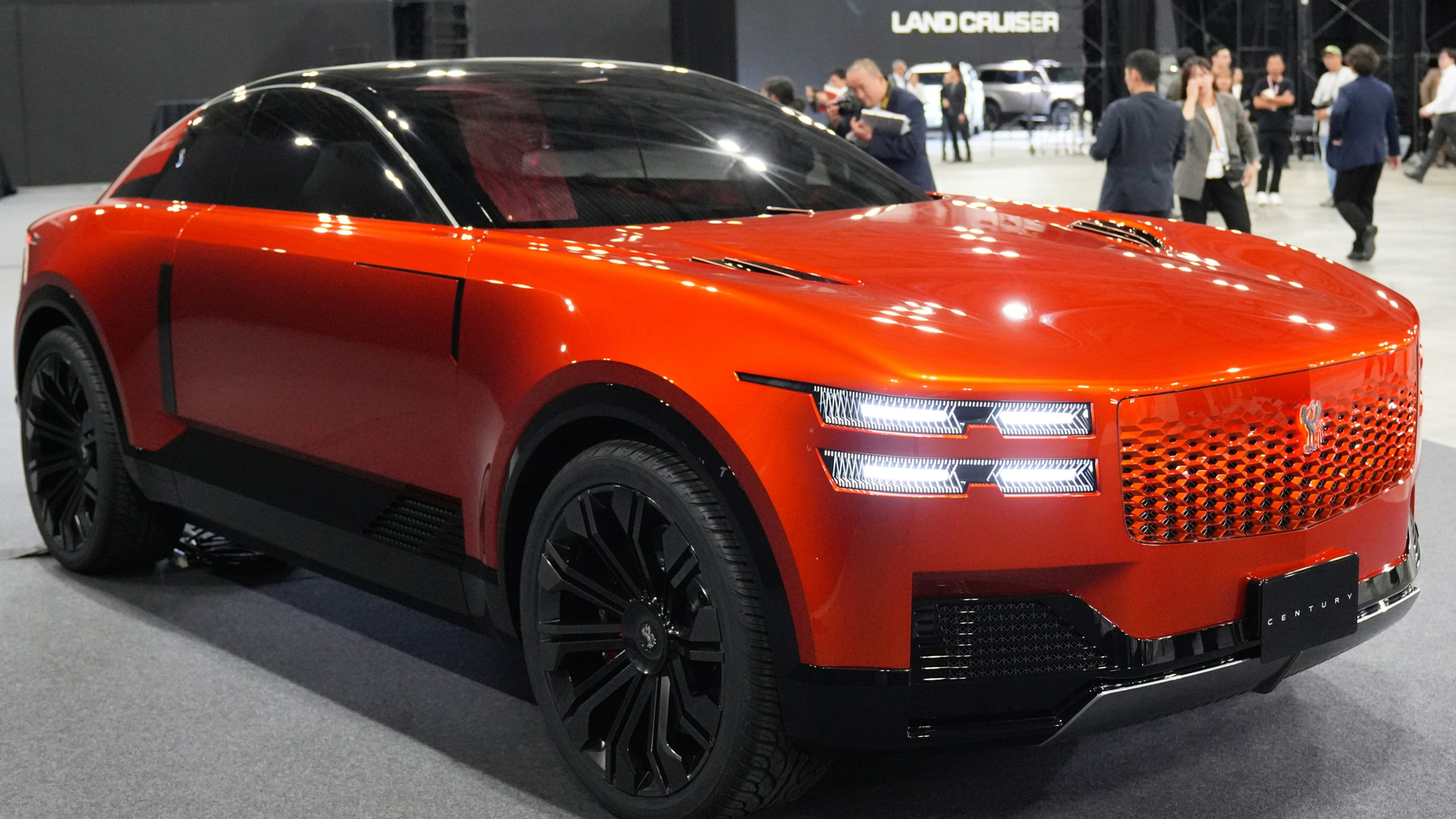 トヨタ会長「センチュリーから次の100年作る」 オレンジクーペ披露