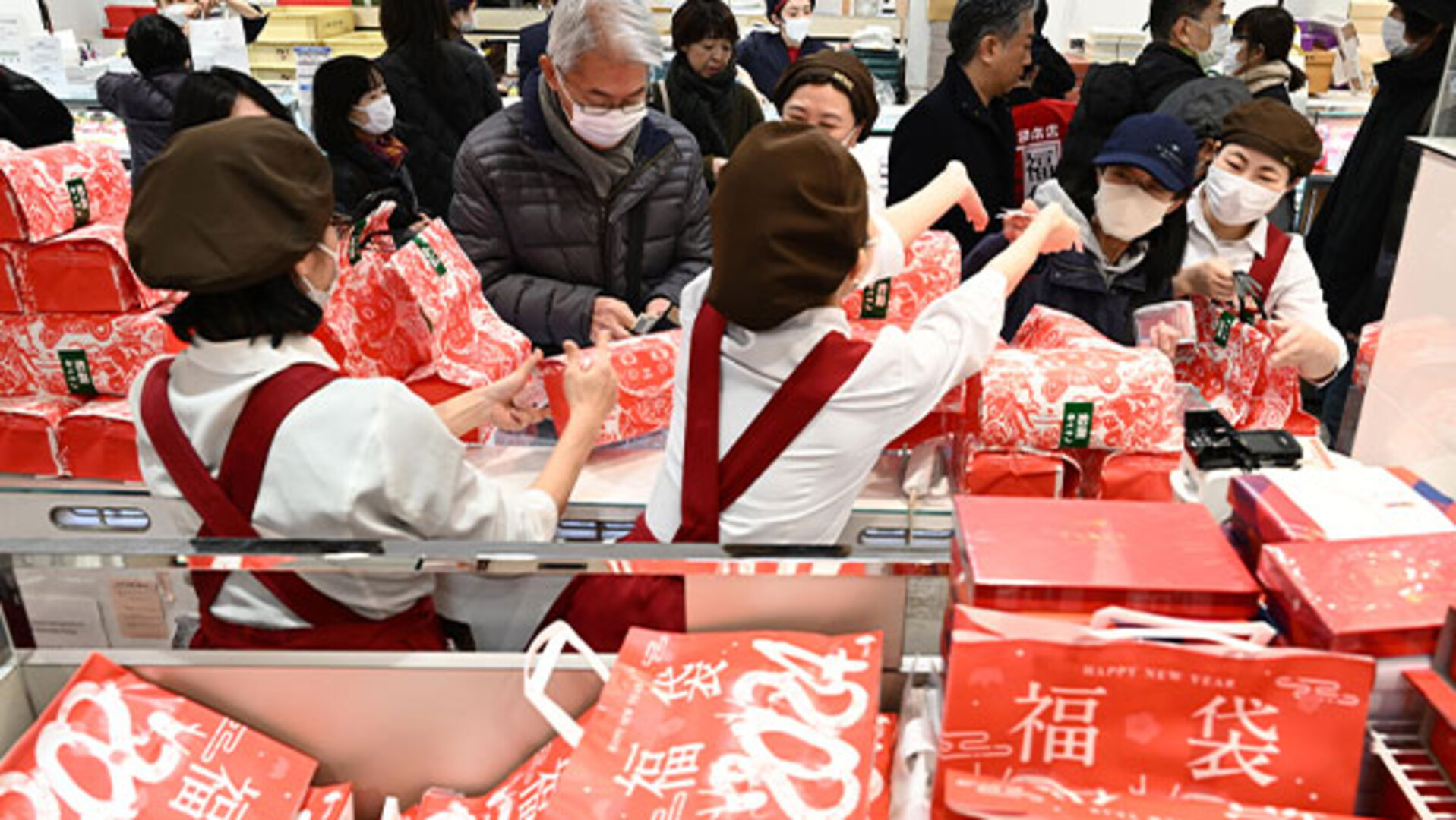 そごう・西武やビックカメラで元日初売り、訪日客回復 - 日本経済新聞