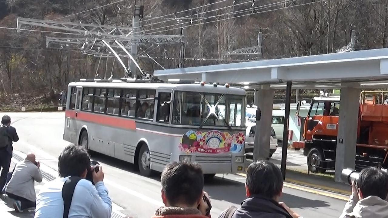関電「トロリーバス」、迫る引退 ファンがお別れツアー 動画：朝日新聞