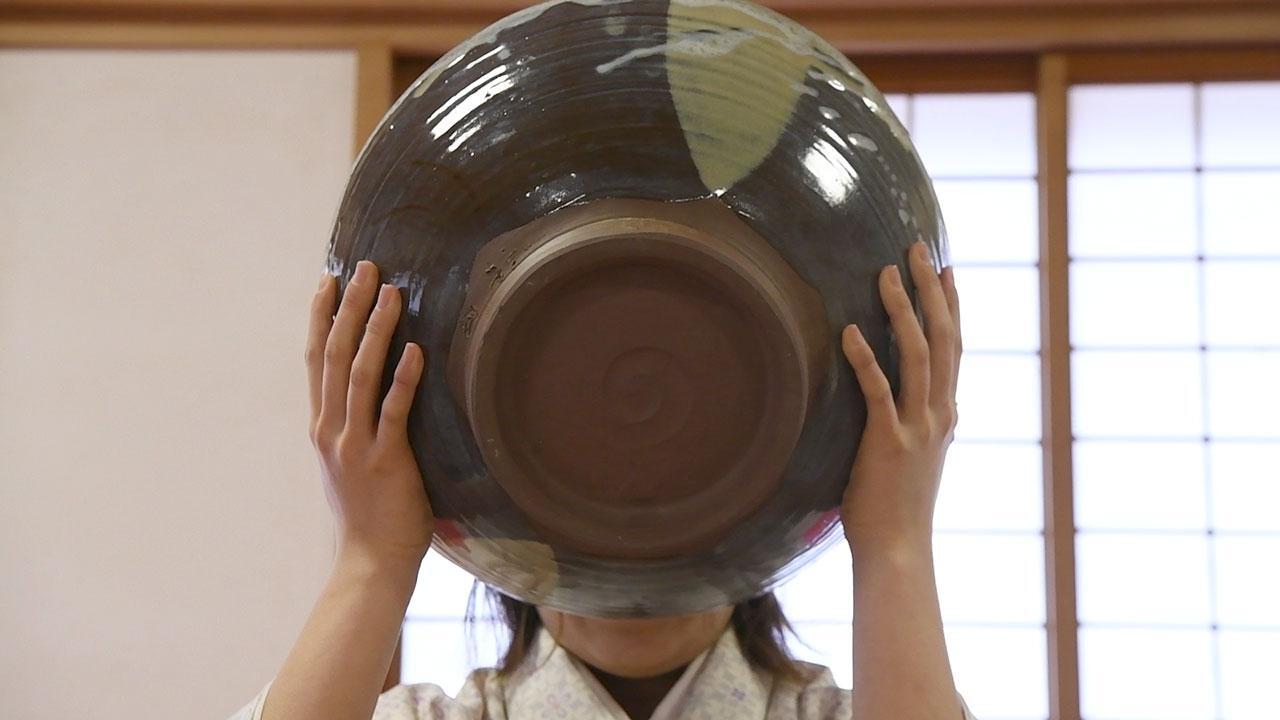 回し飲みをせずに楽しむ 顔が隠れるほどの大きな茶碗 西大寺で