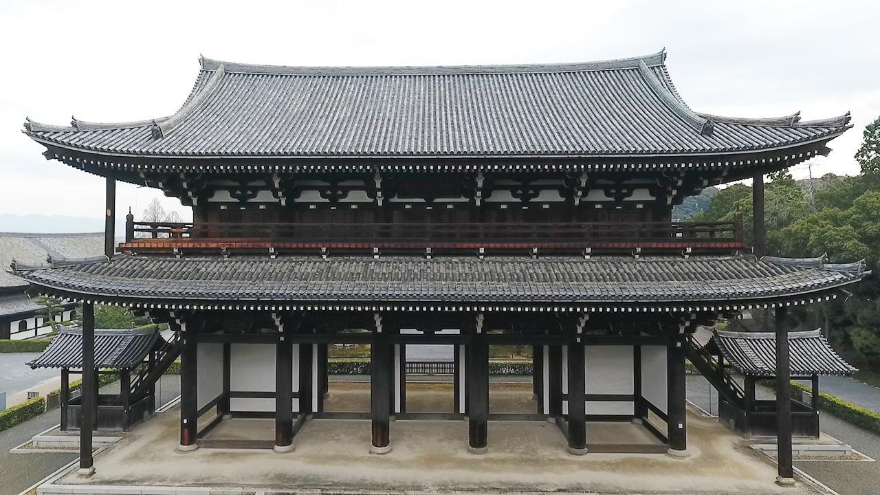 春の東福寺で国宝の上を歩く 中世伝える最大級の三門 [京都府]：朝日新聞