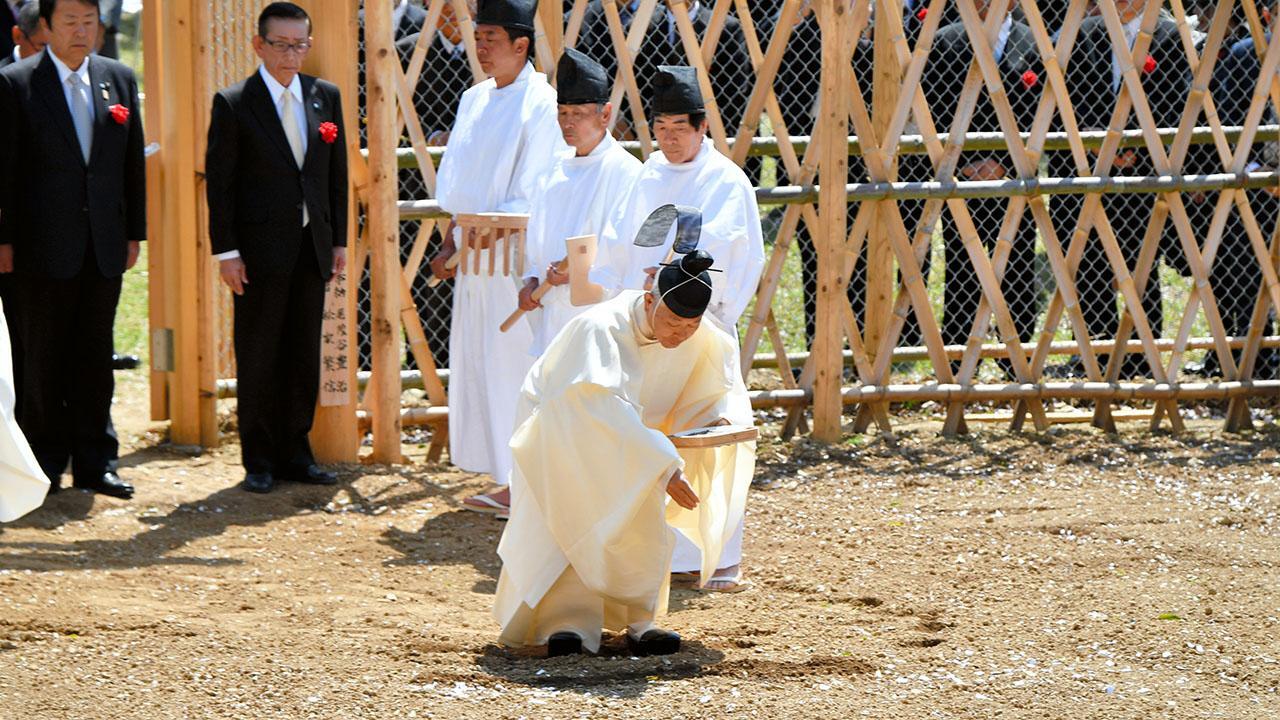 大嘗祭で献上、麁服に使う麻の種まき 桜満開の徳島で [徳島県]：朝日新聞