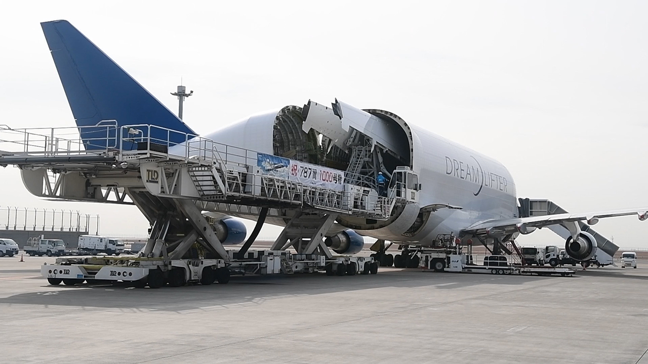 貨物機ドリームリフター内部を初公開 787の部品運搬：朝日新聞デジタル