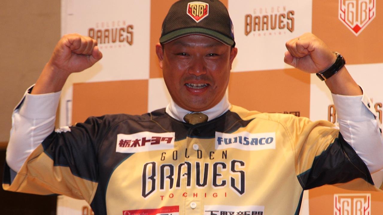 前巨人のコワモテ村田「見習う、溶け込む」 決意の会見 動画：朝日新聞
