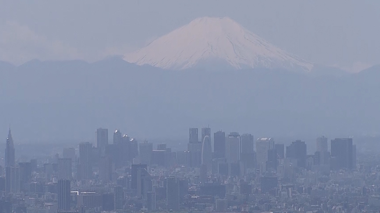 冠雪の富士山 くっきりと 休園中のディズニーシー先に 動画 朝日新聞デジタル