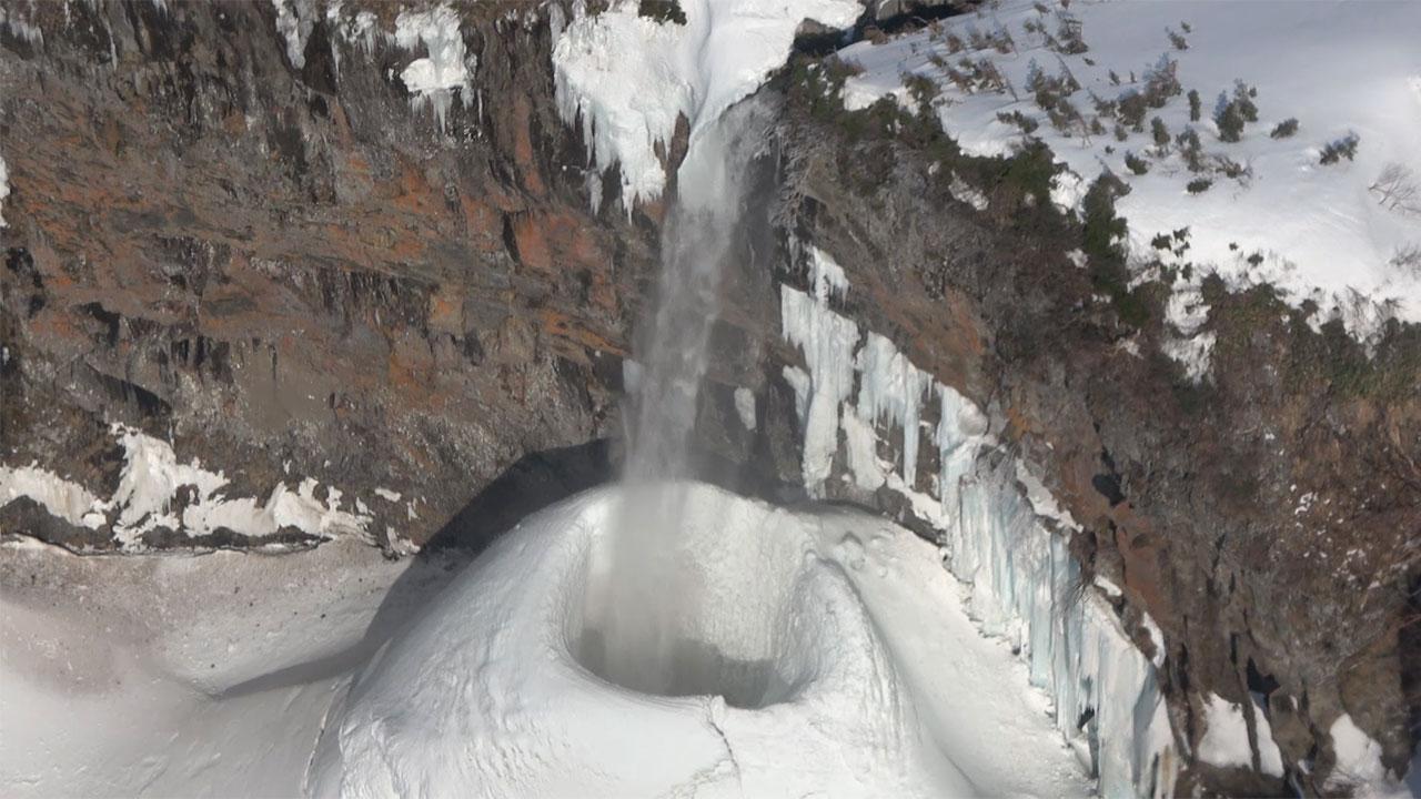 氷の滝つぼ、水を飲み込む 白山・百四丈滝 動画：朝日新聞デジタル