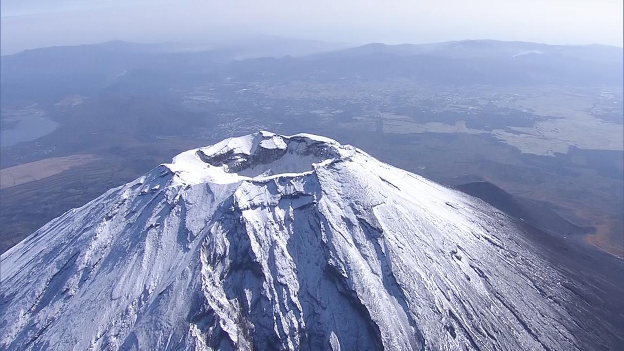 秋晴れの富士山「初雪化粧」 山梨・富士吉田：朝日新聞