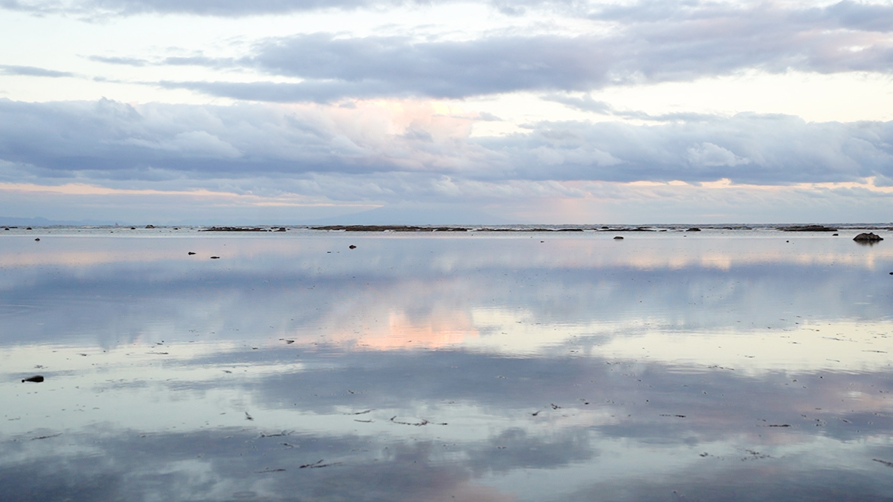 まるでウユニ塩湖 海面が鏡のように 男鹿半島の海岸が人気 朝日新聞デジタル