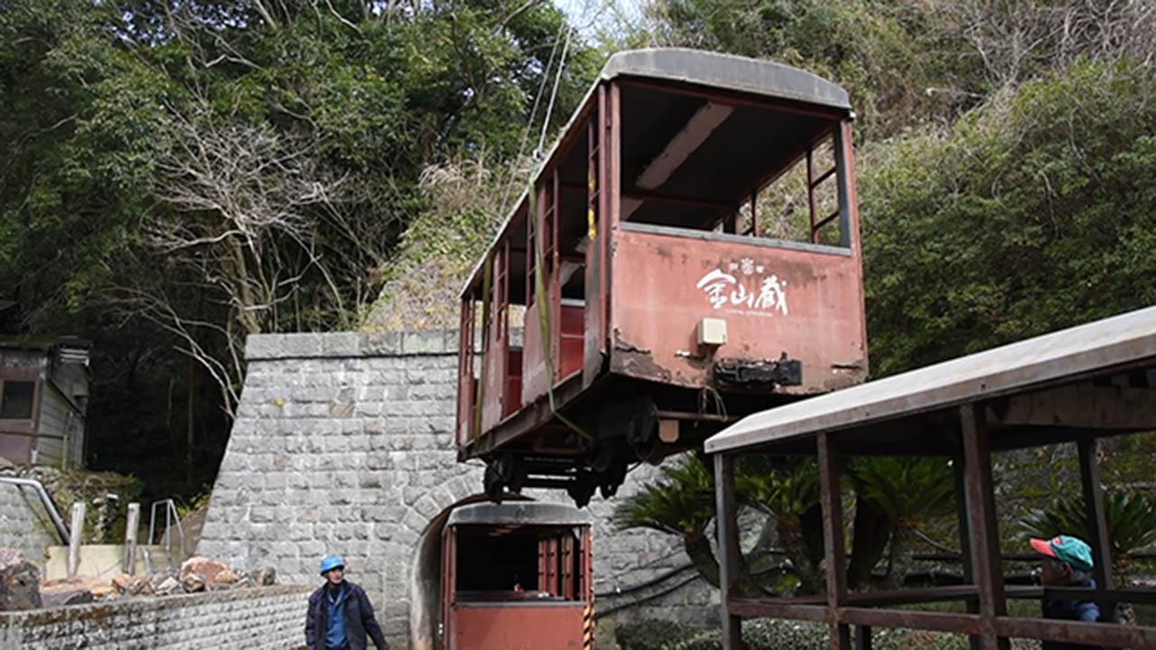 焼酎運んだトロッコ列車が引退、ラストラン終え宙を舞う [鹿児島県