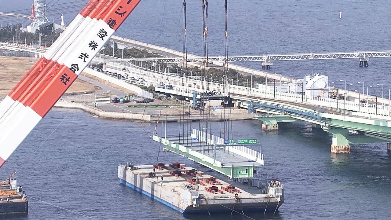 台風で破損した関空の連絡橋、新しい橋桁の架設始まる：朝日新聞