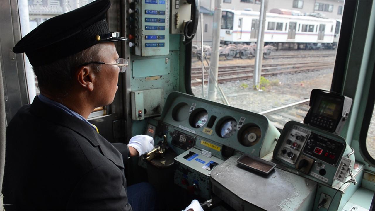 おっさんテツ記者の「運転士」体験 「前方よし。出発、しんこー」
