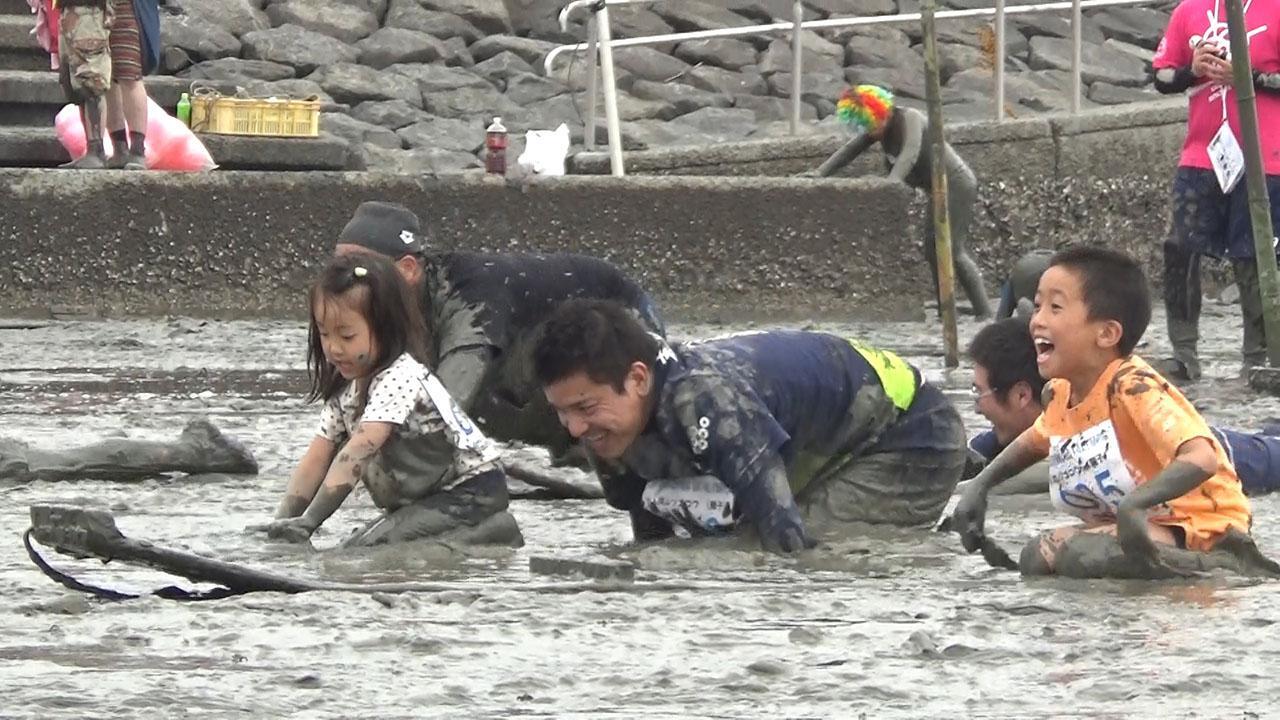 佐賀）今年も笑顔で泥まみれ 鹿島ガタリンピック [佐賀県]：朝日新聞デジタル