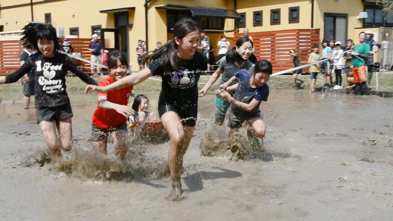 佐賀）泥まみれで奮闘 児童ら運動会 鳥栖 動画：朝日新聞