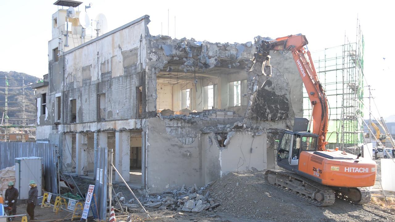 大槌町旧庁舎の解体始まる 震災遺構、強風で1日遅れ [岩手県]：朝日新聞