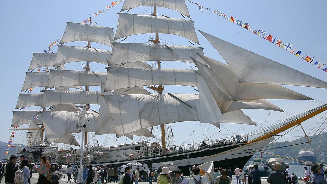 青空に白い帆 長崎帆船まつりで「セールドリル」 [長崎県]：朝日新聞