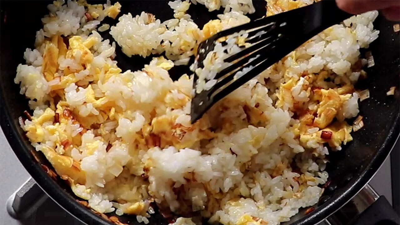 焦がしネギ香るチャーハン 具はサケでもベーコンでも 朝日新聞デジタル