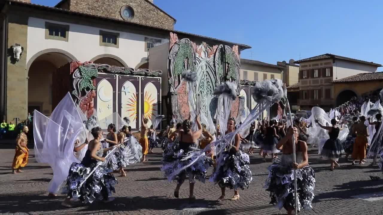 イタリア 収穫祭 チェルヴェーテリの『葡萄とワインの収穫祭』 | イタリア旅行